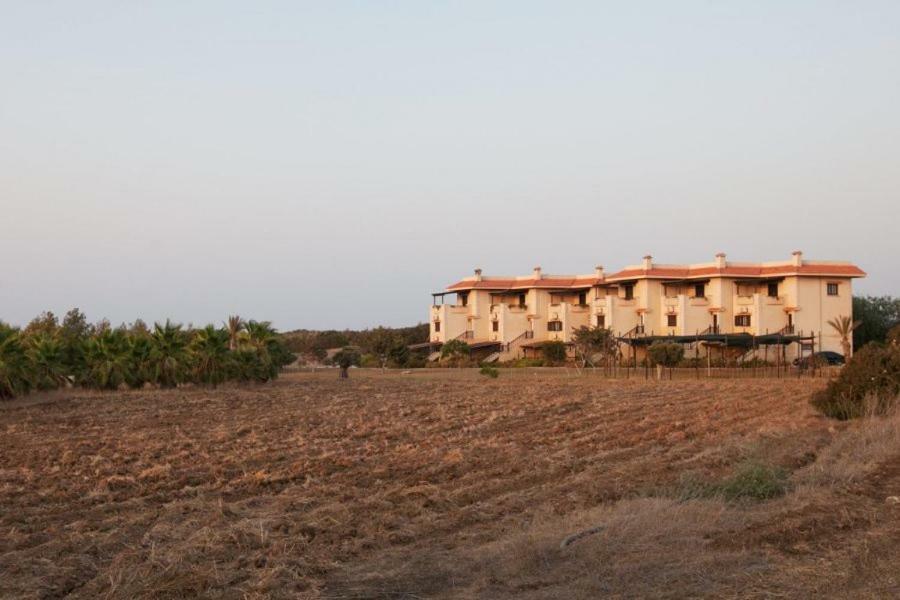 Balci Plaza Hotel&Balci Plaza guest Bungalows Karpaz peninsula Selenias Exterior foto